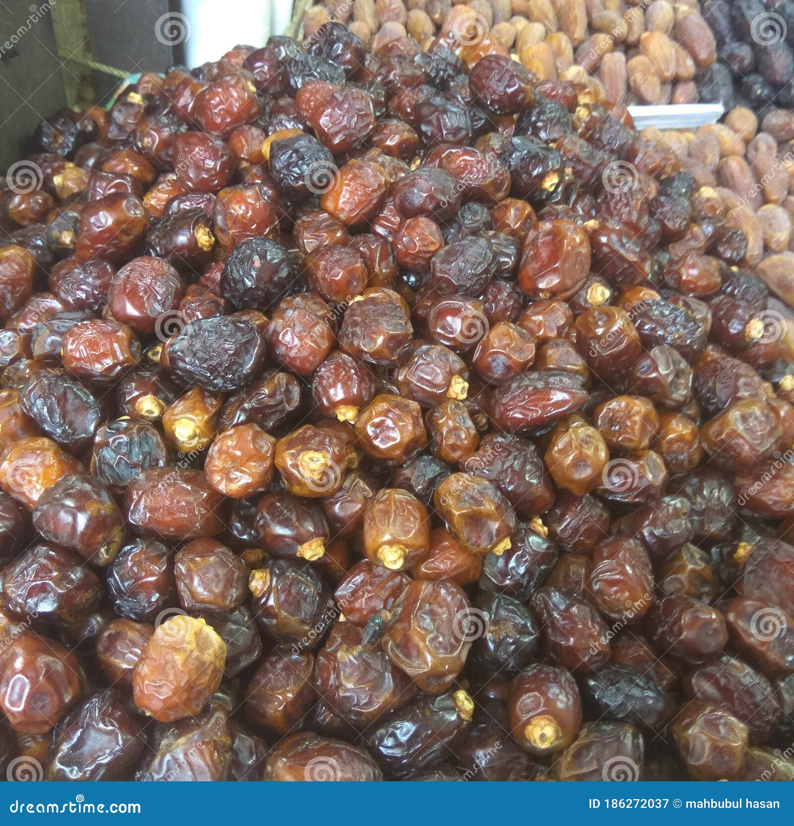 dates fruit have been displayed for sale