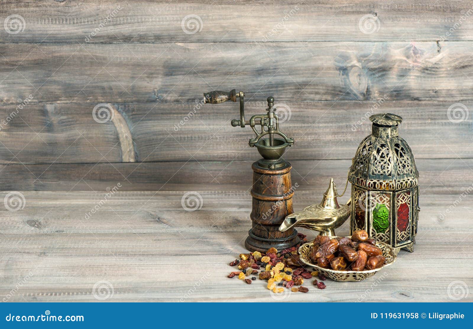 Ramadan lampe und daten auf holzuntergrund. orientalische laterne