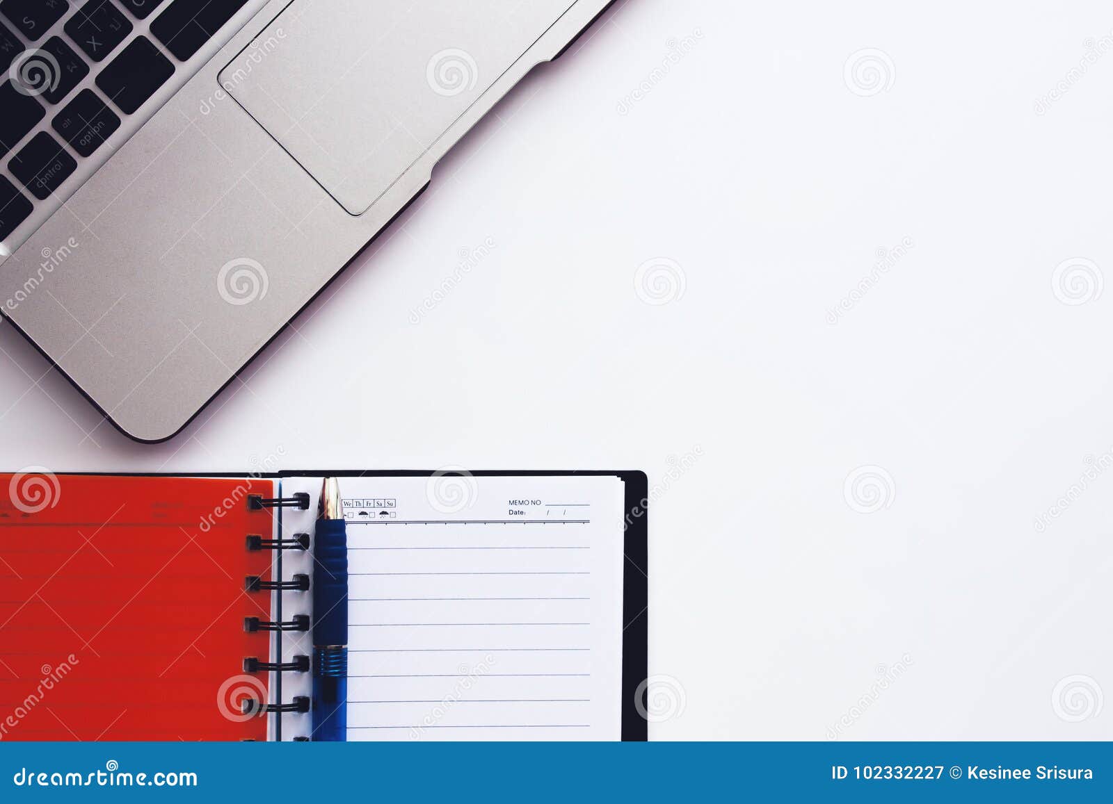 Datorbärbar dator med den öppnade anteckningsboken och penna på den vita tabellen med kopieringsutrymme för teknologi och affärsidé
