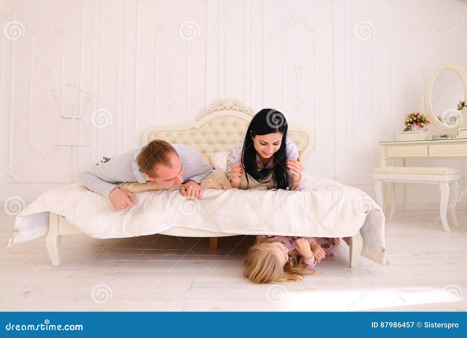 Hid under the bed. Мама с дочкой на кровати. Красивые красивые кровати для мамы и папы. Кровать момс. Связанная мама на кровати.