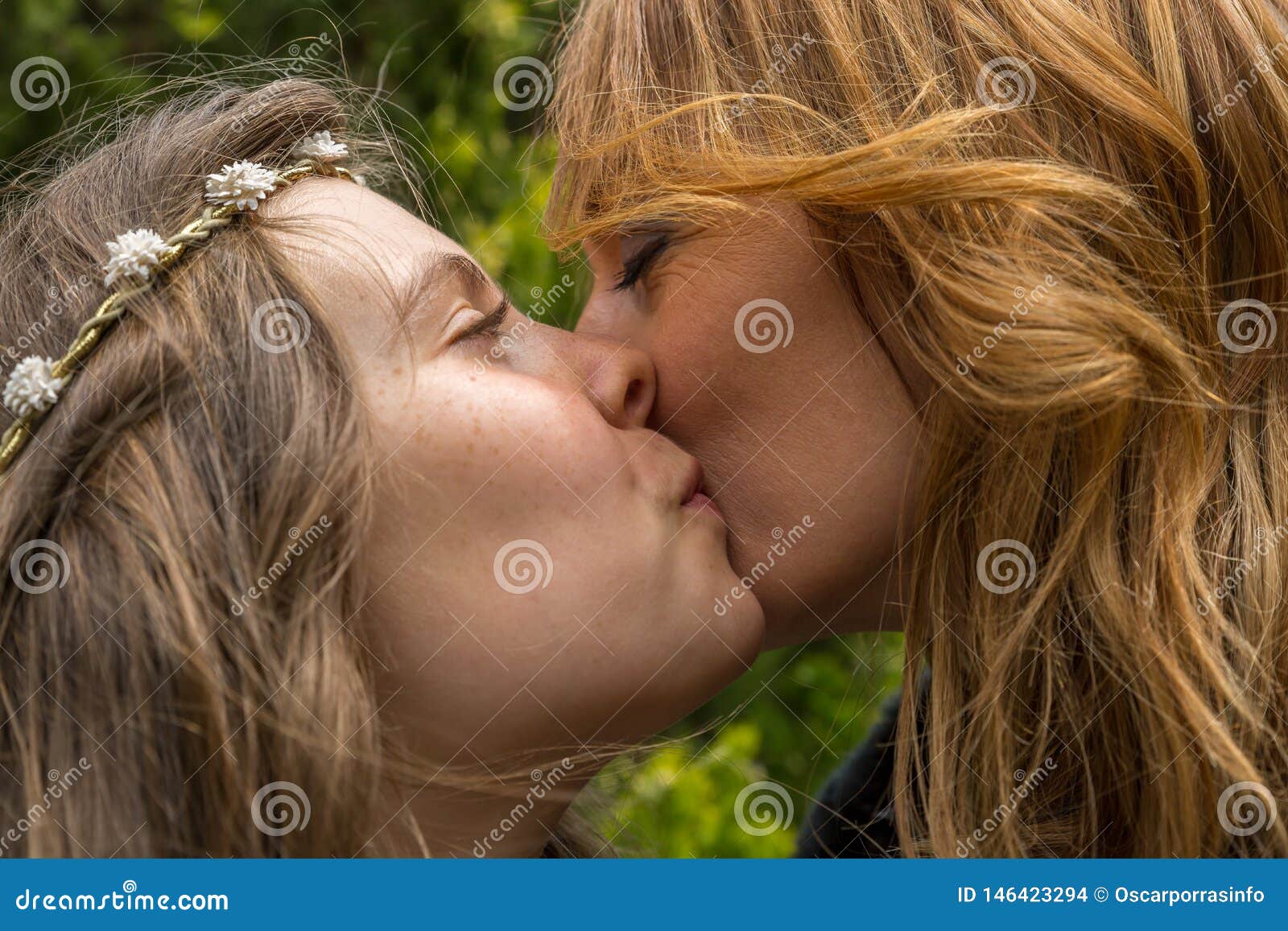 Real lesbian daughter. Мать дочь целоваться нежно. Мать целует дочь с я зычком. Affectionately.