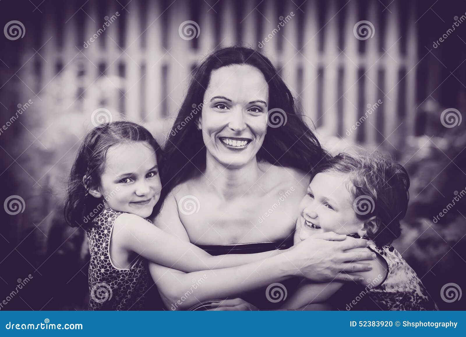 mom and her 2 daughters artoon mom and her 2 daughters artoon