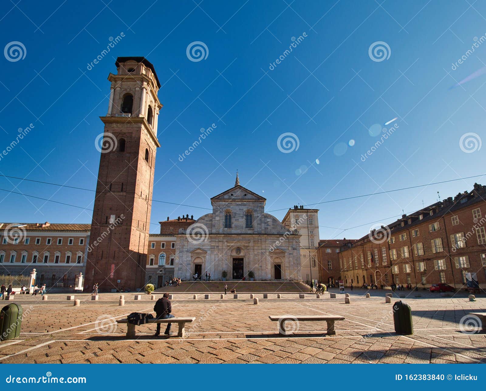 Dove Si Trova La Sindone A Torino Davanti Alla Facciata Della Cattedrale Di Torino Dove Poggia La Sacra