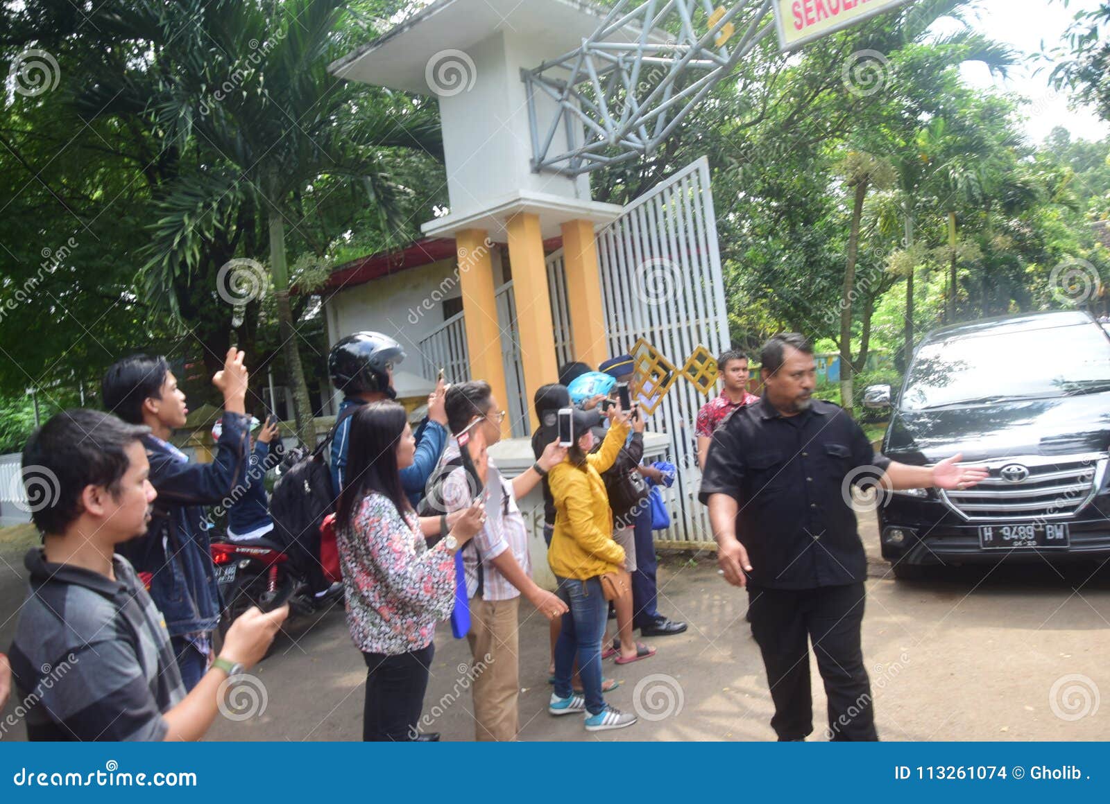 David Beckham Visit la ville de Semarang. Le footballeur David Beckham, mercredi 28 mars 2018 du monde est allé à la ville hôtel dans Jalan Pemuda, ville de Semarang avant de venir pour énoncer le lycée 33 Semarang dans sa visite, Beckham a apporté une mission au sujet de l'action d'intimider cela a été se produisant et effréné dans la ville de Semarang le mari du ` s de Victoria Bechkam de bandwoman de filles d'ex-épice, venant en tant qu'ambassadeur du ` s de l'UNICEF pour faire campagne paisiblement sur les questions actuelles qui ont émergé dans la ville de Semarang était une question de l'intimidation pour des enfants