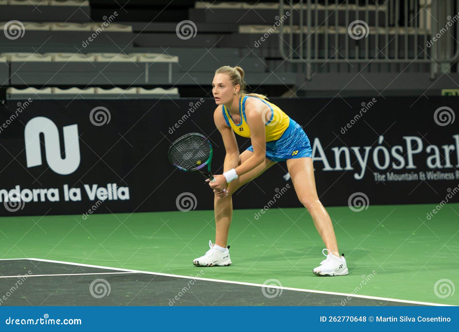 Dayana Yastremska Von Ukraine in Aktion Gegen Nignia Abdouraimova Von Usbekistan Während Der Kredit Andorra Offenen Frauen Tennis Redaktionelles Stockfoto