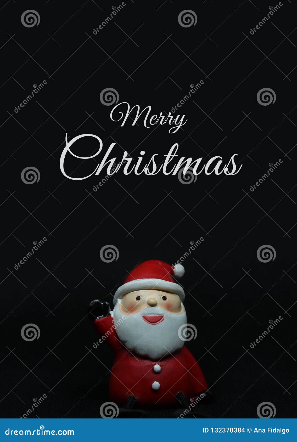 De Aanbiddelijke Pop Van De Kerstman Op Zwarte Achtergrond Met Witte Vrolijke Kerstmis Hierboven Teksten Stock Foto - of kleurrijk, nieuw: 132370384