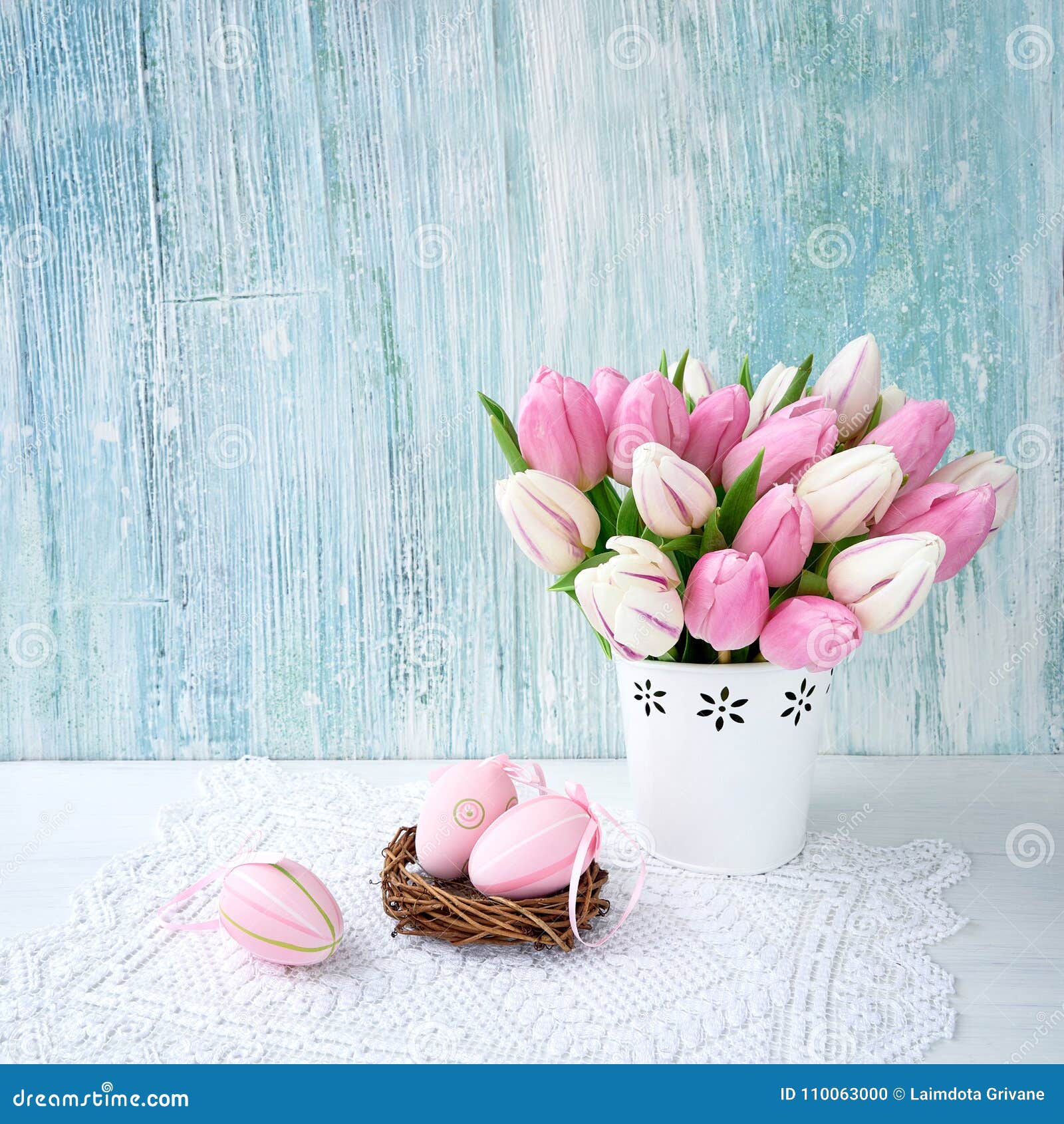 De Achtergrond Van Pasen Decoratieve Paaseieren En Roze Tulpen in Vaas ...
