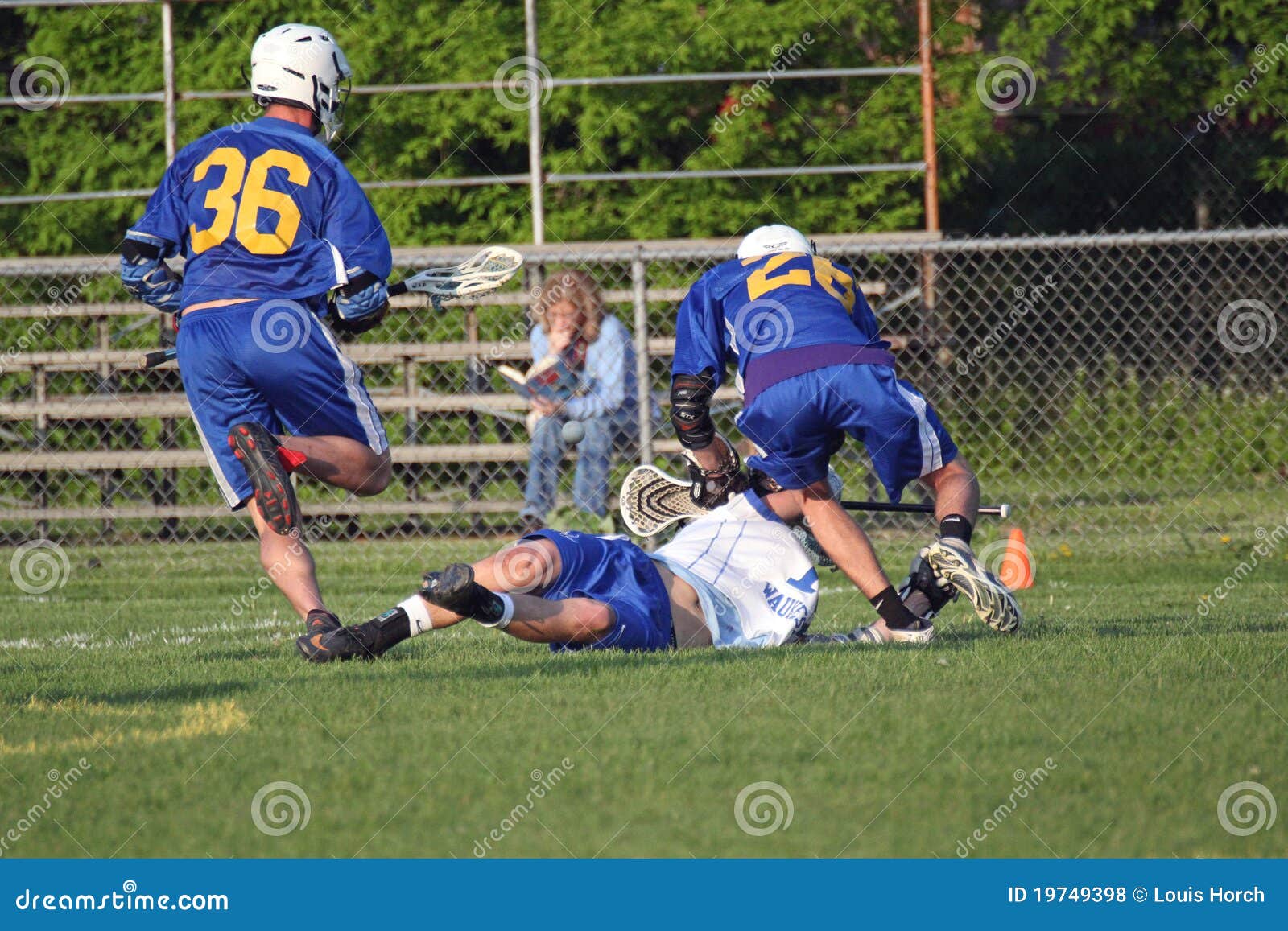 De Actie van de lacrosse redactionele stock foto. Image of tiener