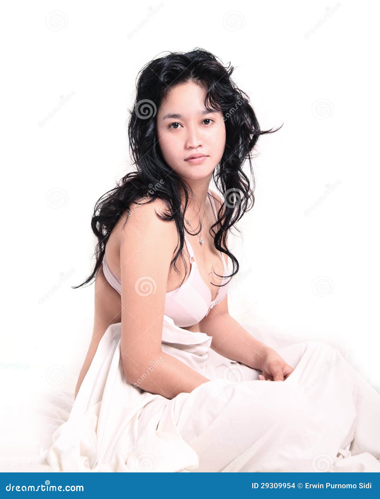 De activering van de vrouw enkel in de ochtend. Aziatisch vrouwen enkel kielzog omhoog in de ochtend die ondergoed in natuurlijke make-upzitting dragen op bed