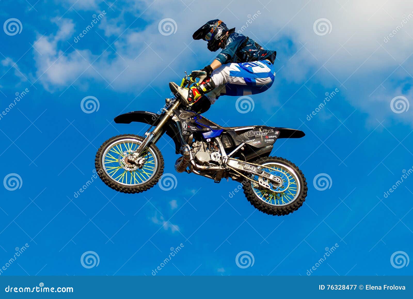 6 de agosto de 2016 Ryazan, Rússia Um cavaleiro profissional no FMX (motocross do estilo livre) faz um salto acrobático no motorshow Imagem editorial documentável