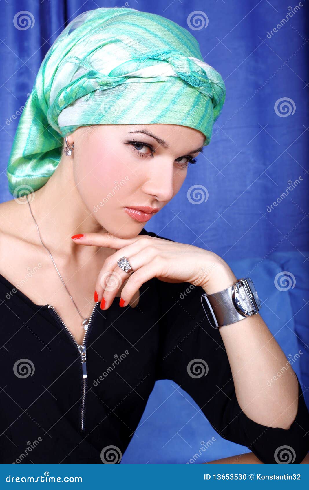 De Arabische Tulband Van De Vrouw Stock Foto - Image of persoon, 13653530