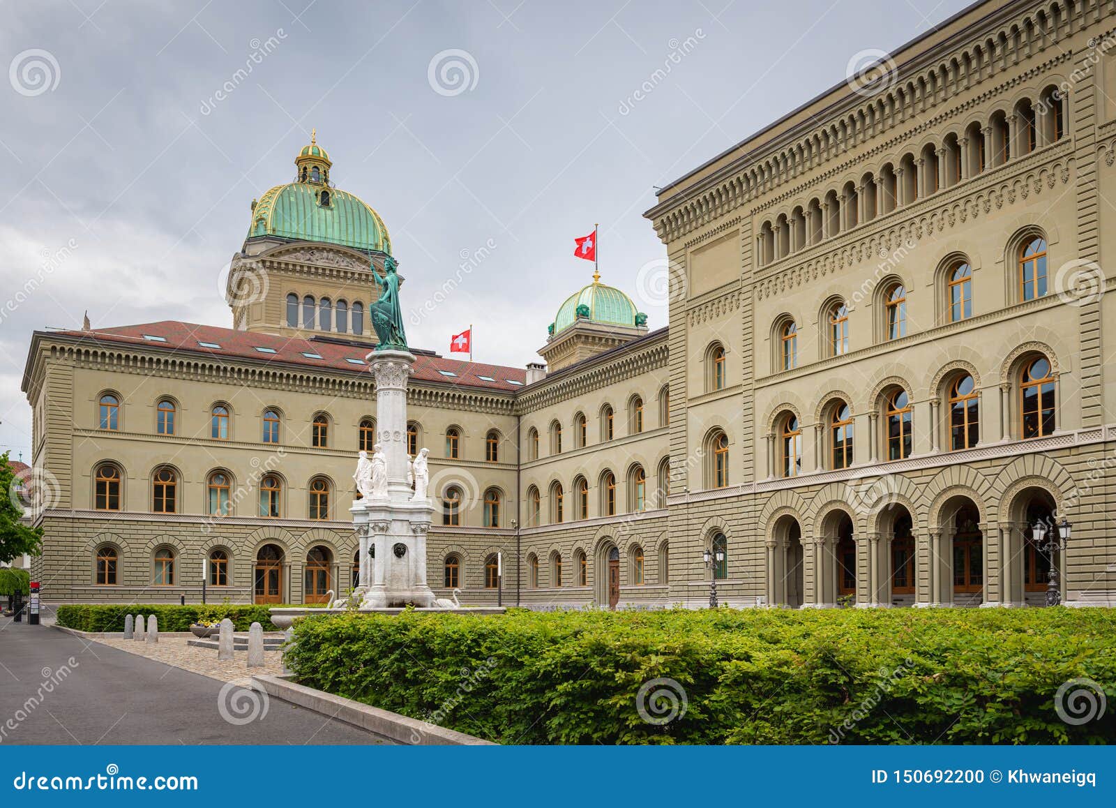 De architecturale Eigentijdse Bouw van het Zwitserse Parlement, Hoofdstad in Bern, Zwitserland De Bestemming van de reis