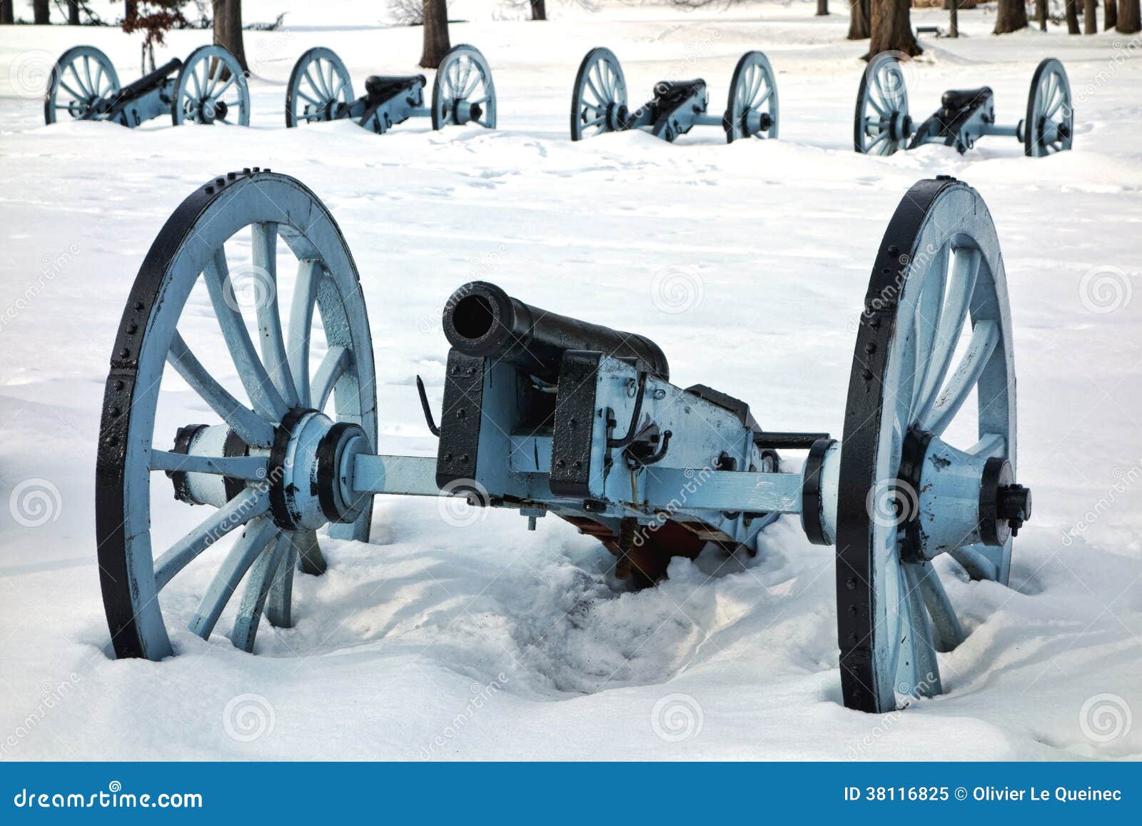 De artillerieoorlog Canon bij Vallei smeedt Nationaal Park. Het Amerikaanse Revolutionaire Oorlogskanon en de defensiebatterij in een verdedigingsartillerievorming in de wintersneeuw bij Vallei smeden Nationaal Historisch Park militair kamp van het Continentale Leger dichtbij Philadelphia in Pennsylvania