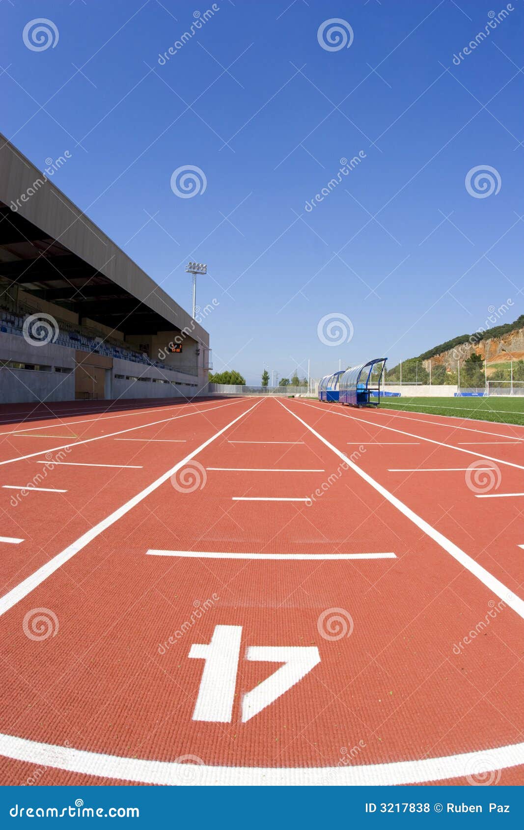 De atletiek van het spoor. Het centrum van sporten met een rode renbaan