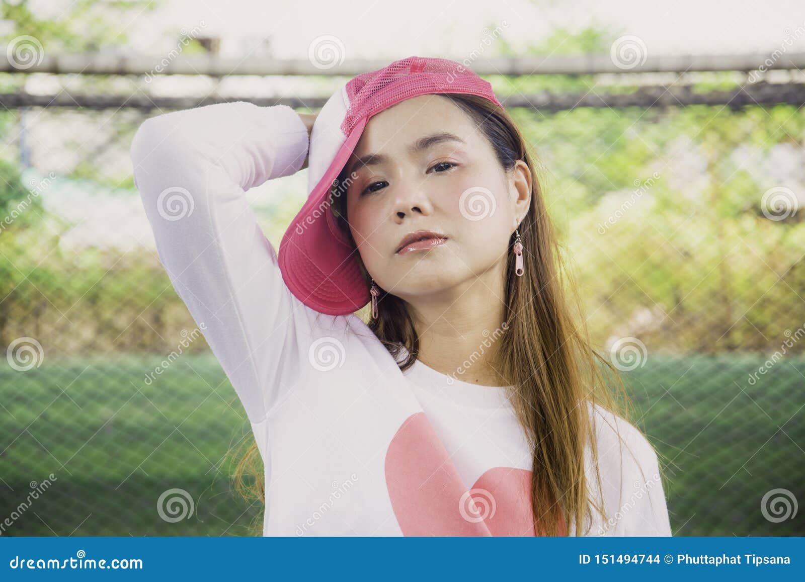 De Aziatische Vrouw Van De Portretsport In Roze En Witte Sportkleding