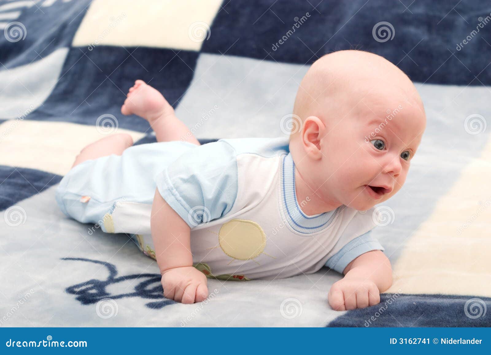 Wens alarm Blauwe plek De baby van 3 maanden stock afbeelding. Image of klein - 3162741