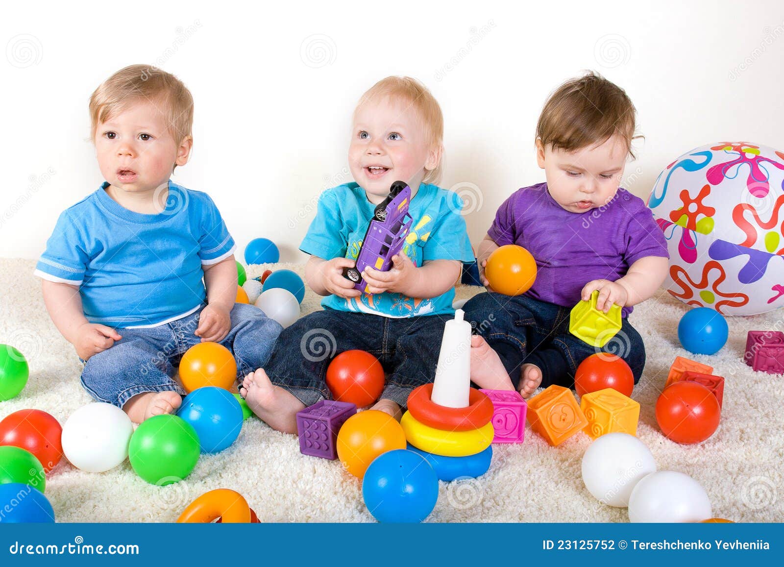ziekte Vriendelijkheid argument De Babys Spelen Met Speelgoed Stock Foto - Image of jongens, geluk: 23125752