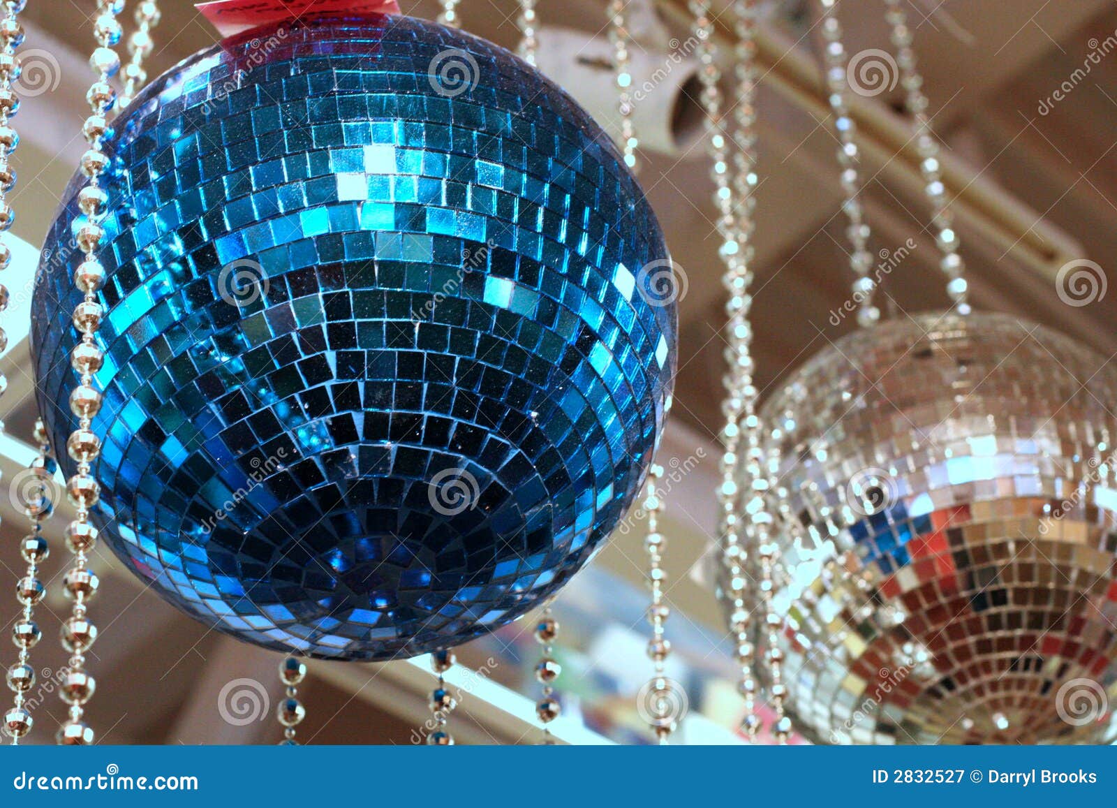 De Ballen van de disco stock afbeelding. Image of zilver 2832527