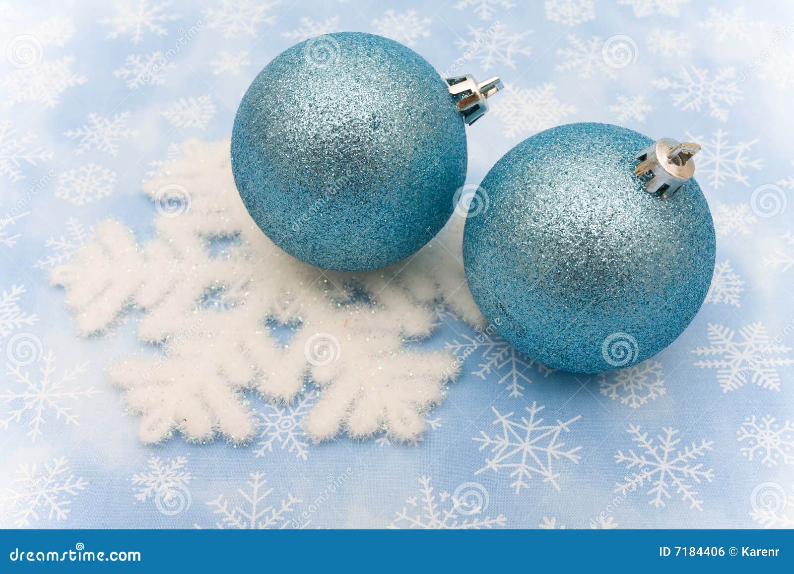 De blauwe ballen van glasKerstmis op sneeuwvlokachtergrond, de ballen van Kerstmis