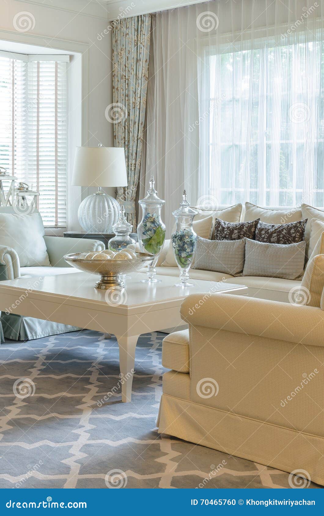 De bank van de de toonkleur van de luxeaarde in woonkamerontwerp ... Woonkamer kleur ontwerp