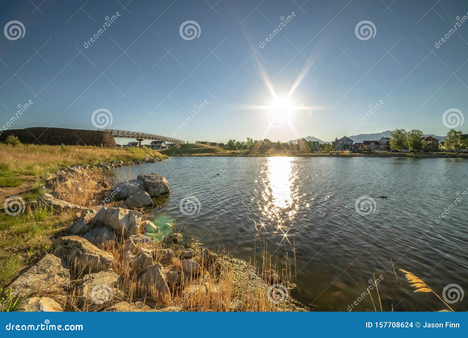 De Beaux Paysages Avec Vue Sur Un Lac Qui Reflete Le Soleil Levant Photo Stock Image Du Tourisme Rivage