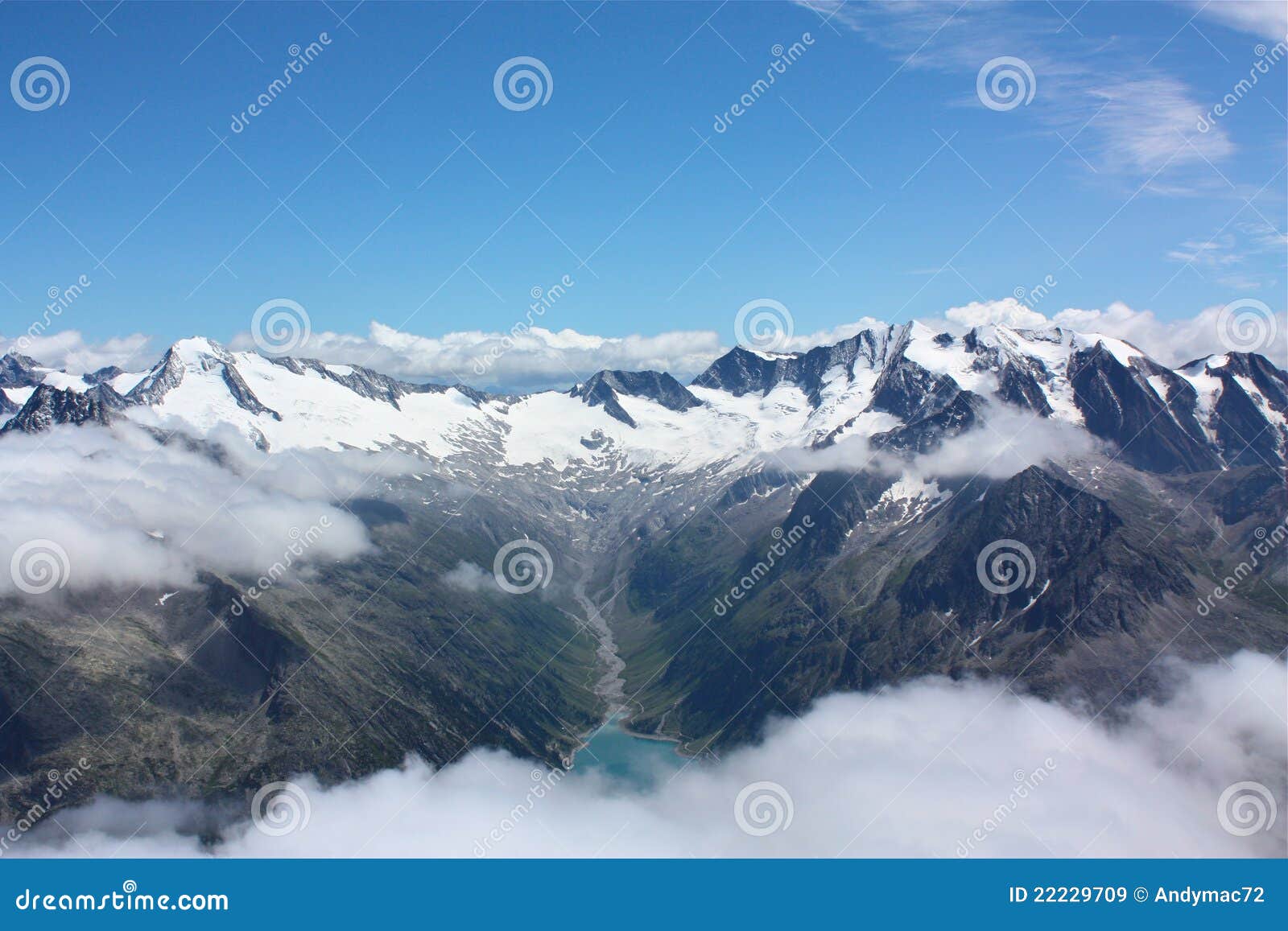 De Bergen Oostenrijk van Hintertux. De Bergen van Hintertux in Oostenrijk met sneeuw op de pieken.