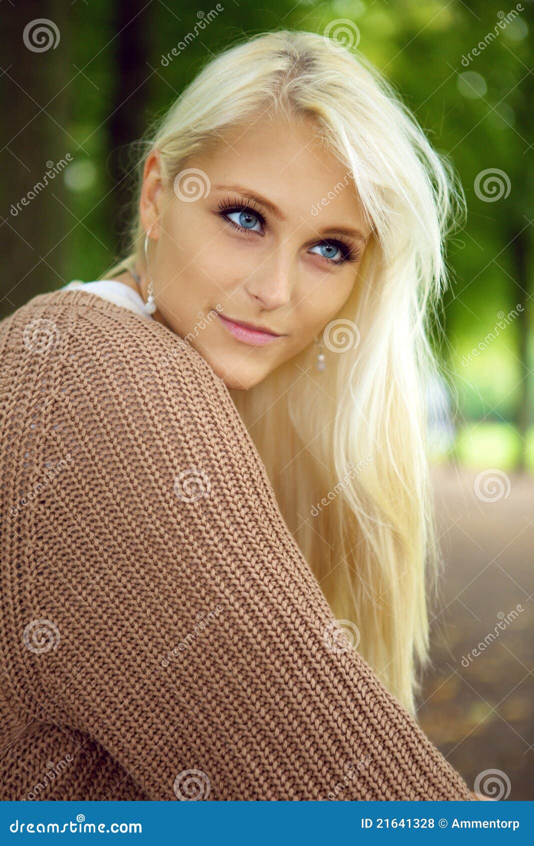 De Blauw Eyed Schoonheid Van De Blonde Stock Foto Image Of Dame Lichtgevend 21641328 