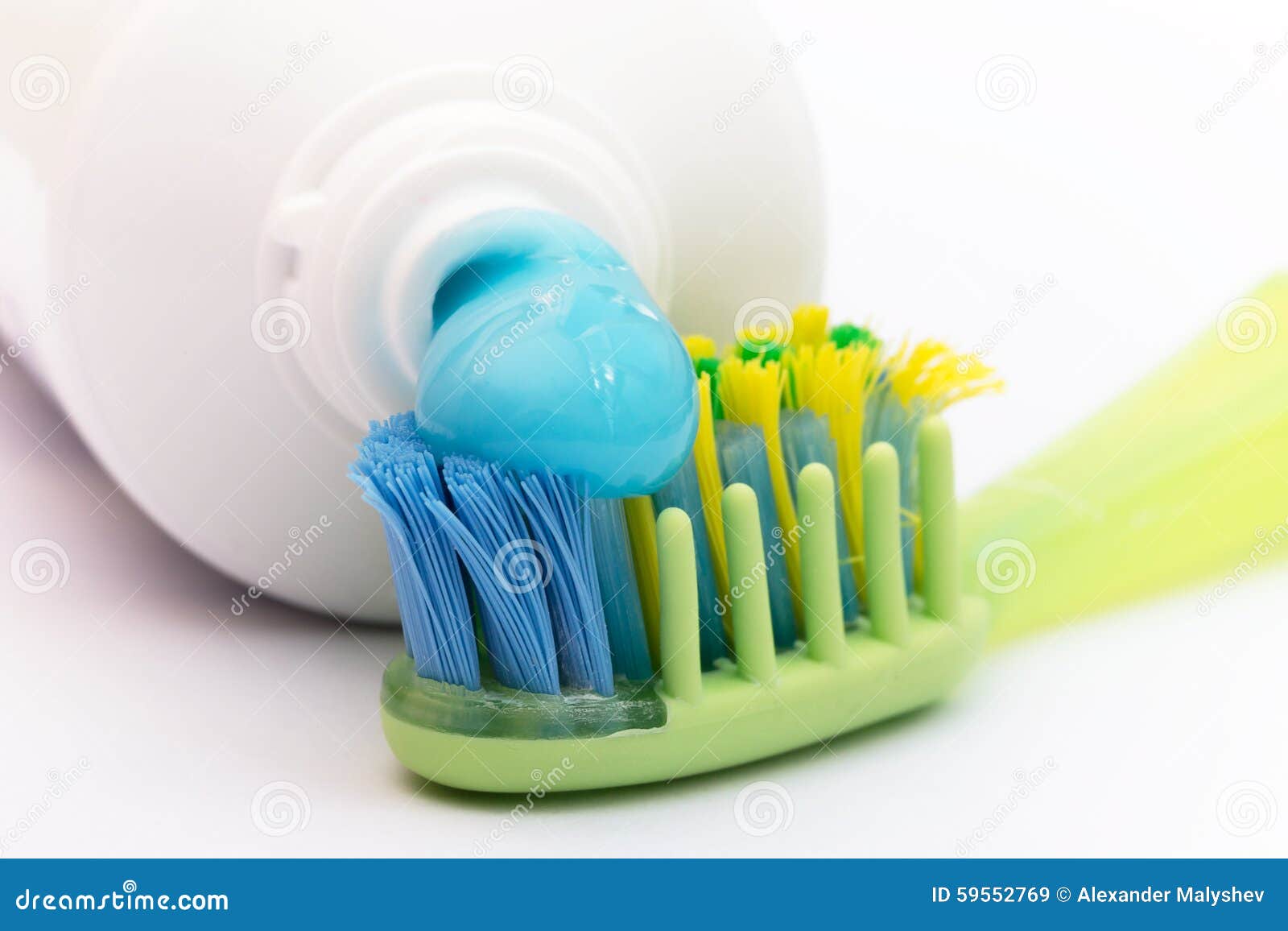 kruis Onderbreking Commissie De Blauwe Tandpasta Op Een Gekleurde Tandenborstel Stock Afbeelding - Image  of sluit, geneeskunde: 59552769