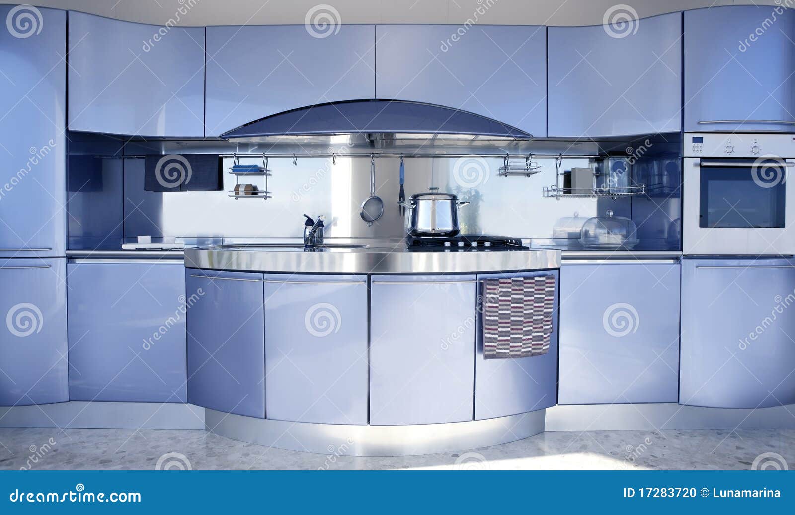 De blauwe zilveren decoratie van de keuken moderne architectuur ...