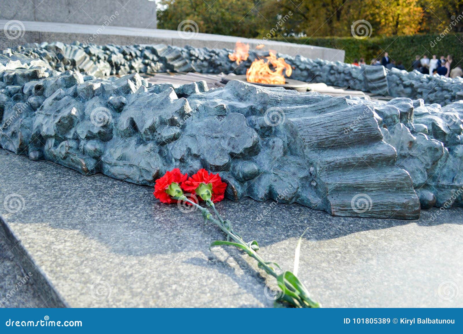 De rode bloemen liggen dichtbij Victory Monument