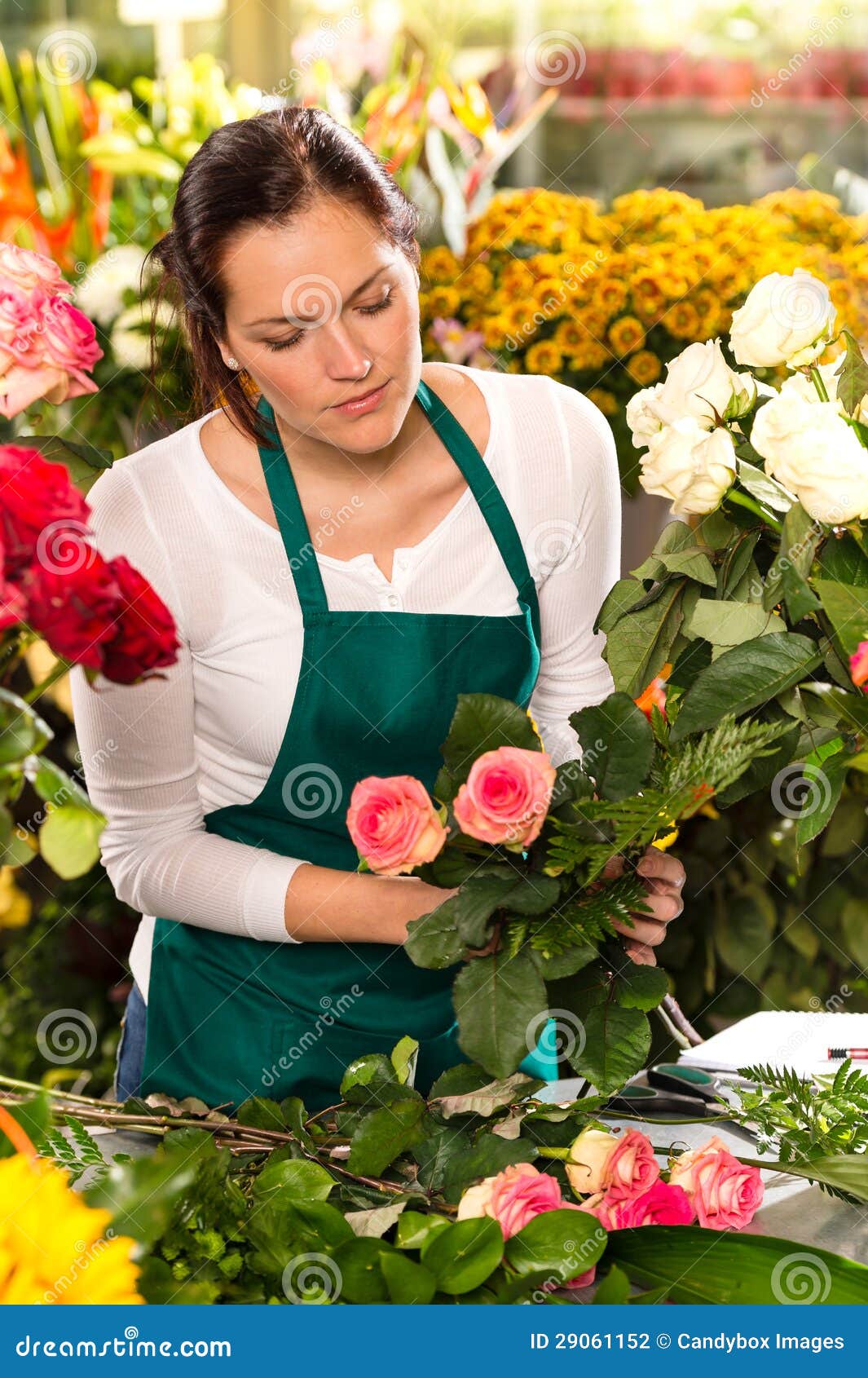 de bloemist die van de vrouw boeket voorbereiden bloeit winkellevering aan eindgebruikers 29061152