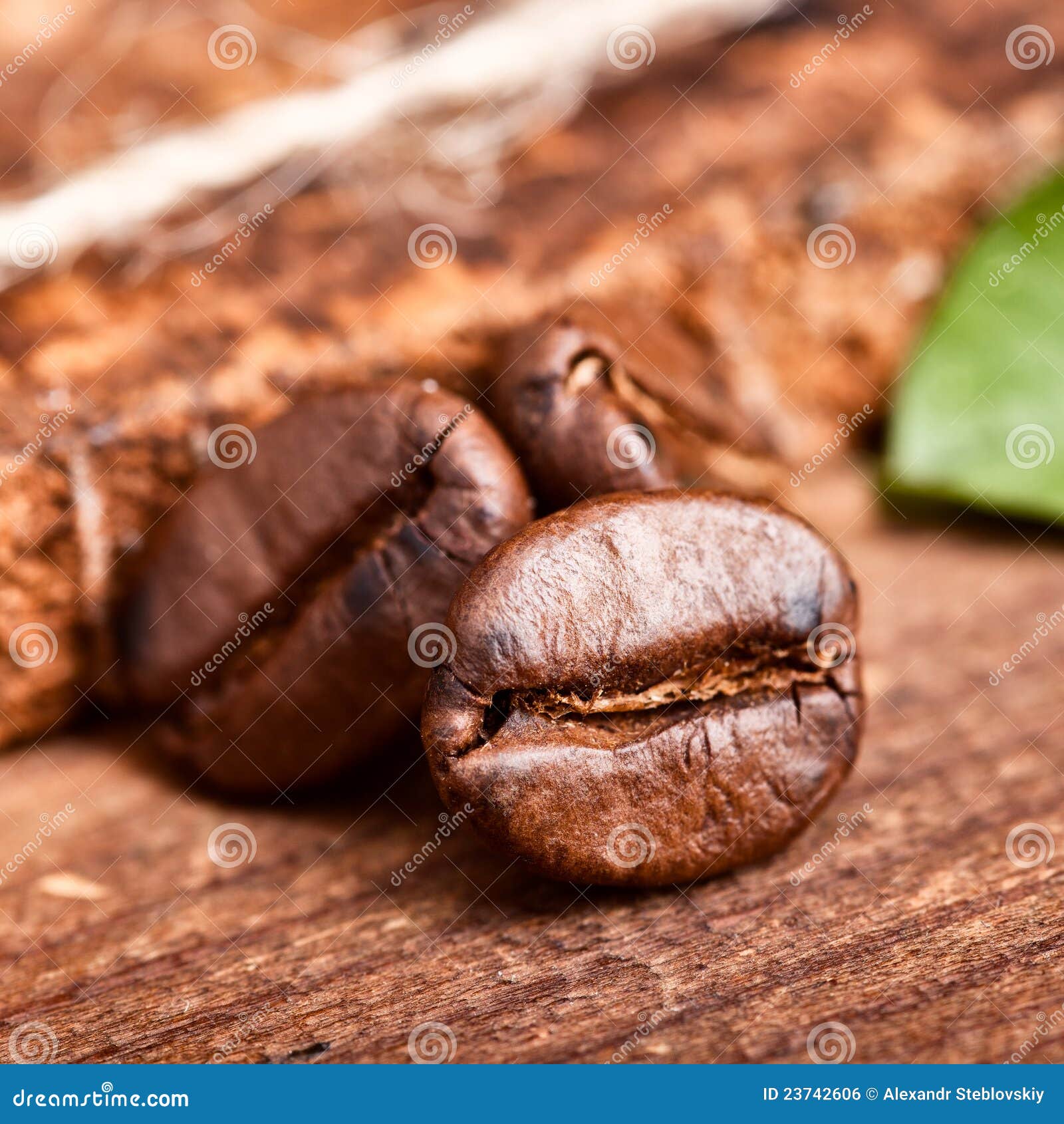 De Bonen van de koffie op landelijke houten achtergrond
