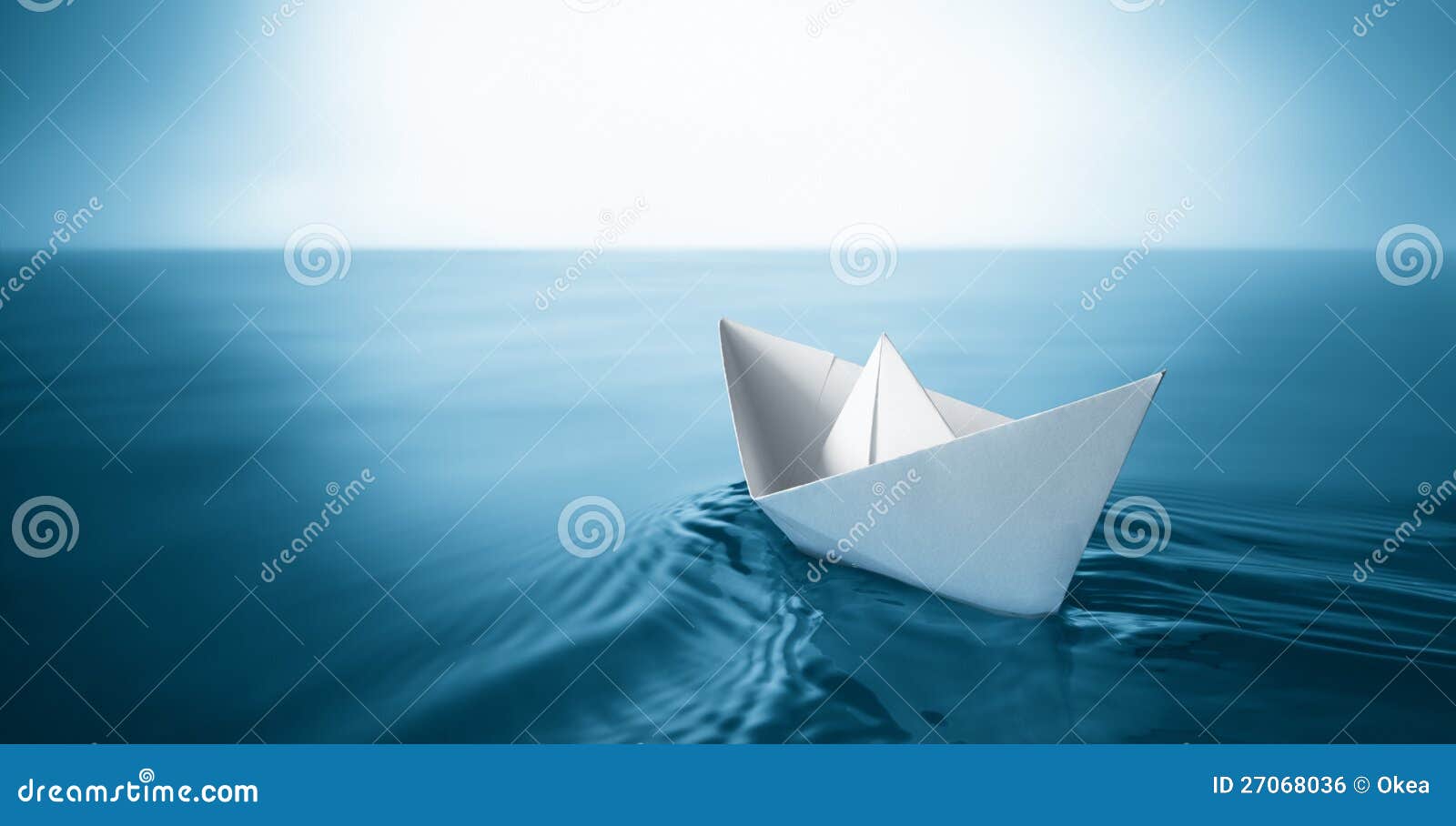 De boot van het document. Het document van de origami zeilboot die op blauw water vaart