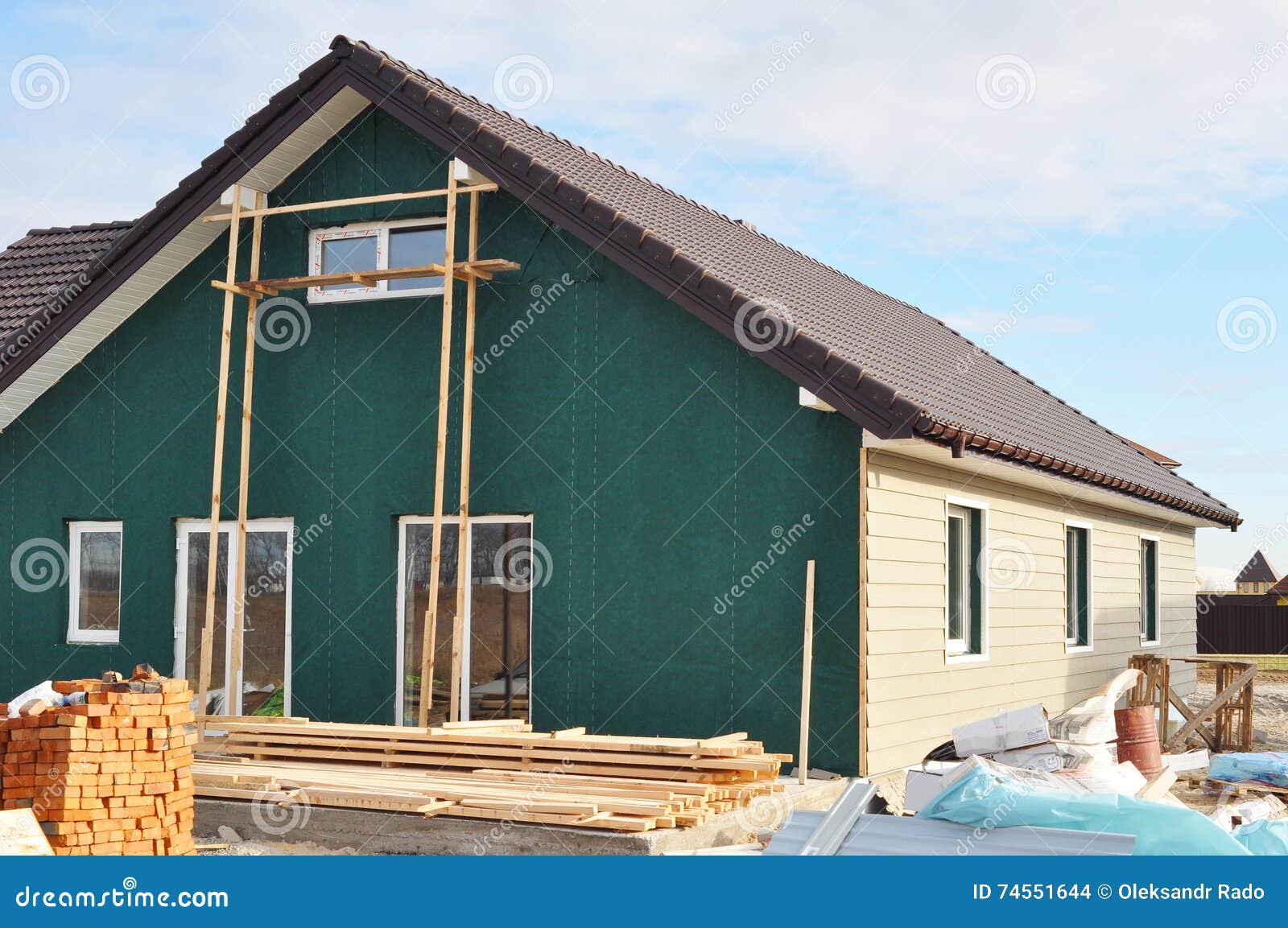 Piraat moeilijk Vergevingsgezind De Bouw Van Nieuw Huis Met Plastic Het Opruimen En Isolatiemembraan Op Huis  Buitenmuur Stock Foto - Image of mening, plastiek: 74551644