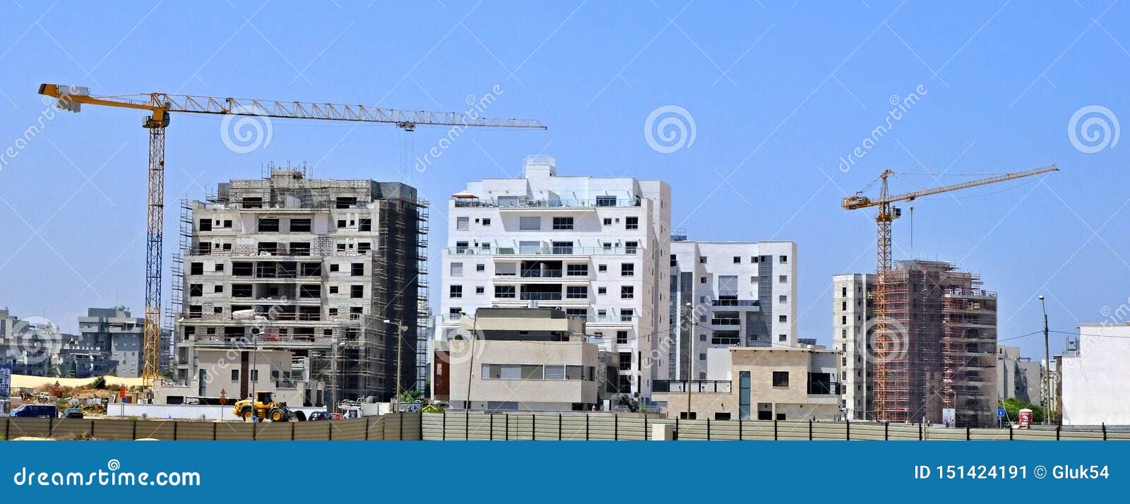 De bouwyard van Woningbouw van huizen op een nieuw gebied van de stad Holon in Isra?l