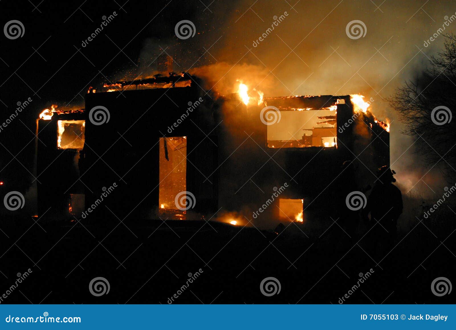 De brand van het huis. Een huisbrand in Edmonton, Alberta, Canada.