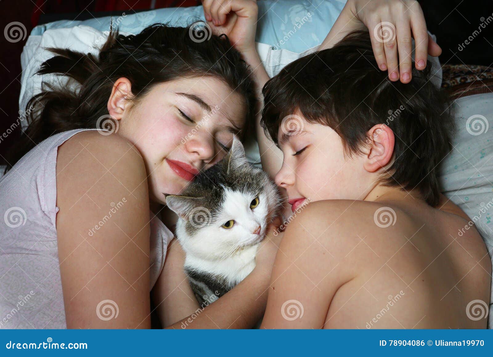 De Broerzuster Legt Met Katten Dicht Omhooggaand Portret Stock Foto - Image  Of Huisdier, Familie: 78904086