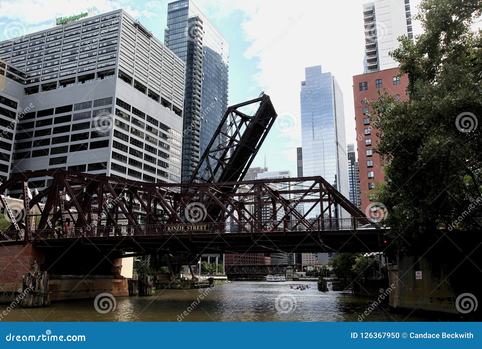 De Brug van Chicago Kinzie. De Chicago en brug van de de Straatspoorweg van de het Noorden Westelijke die Spoorweg ` s Kinzie ook als de Carroll Avenue-brug wordt bekend zijn één enkele bladbascule brug over de het noordentak van de Rivier van Chicago in Chicago van de binnenstad, Illinois Op het tijdstip van zijn het openen in 1908 was het de wereld` s langste en zwaarste bascule brug De vorige bruggen op dezelfde plaats omvatten de eerste brug om de Rivier van Chicago, de de spoorwegbrug van Chicago ` s eerste, en één van de eerste volledig stalen bruggen in de Verenigde Staten te kruisen