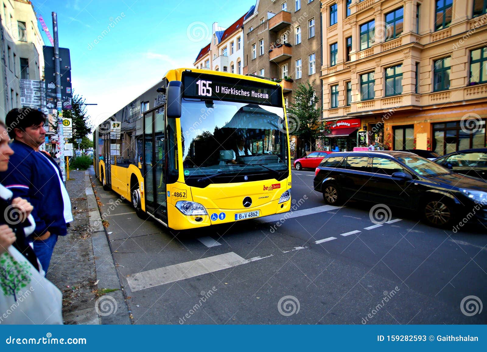 Helemaal droog nikkel terwijl De Bus Voor Het Openbaar Vervoer in Berlijn Duitsland Redactionele Stock  Foto - Image of europees, voertuig: 159282593