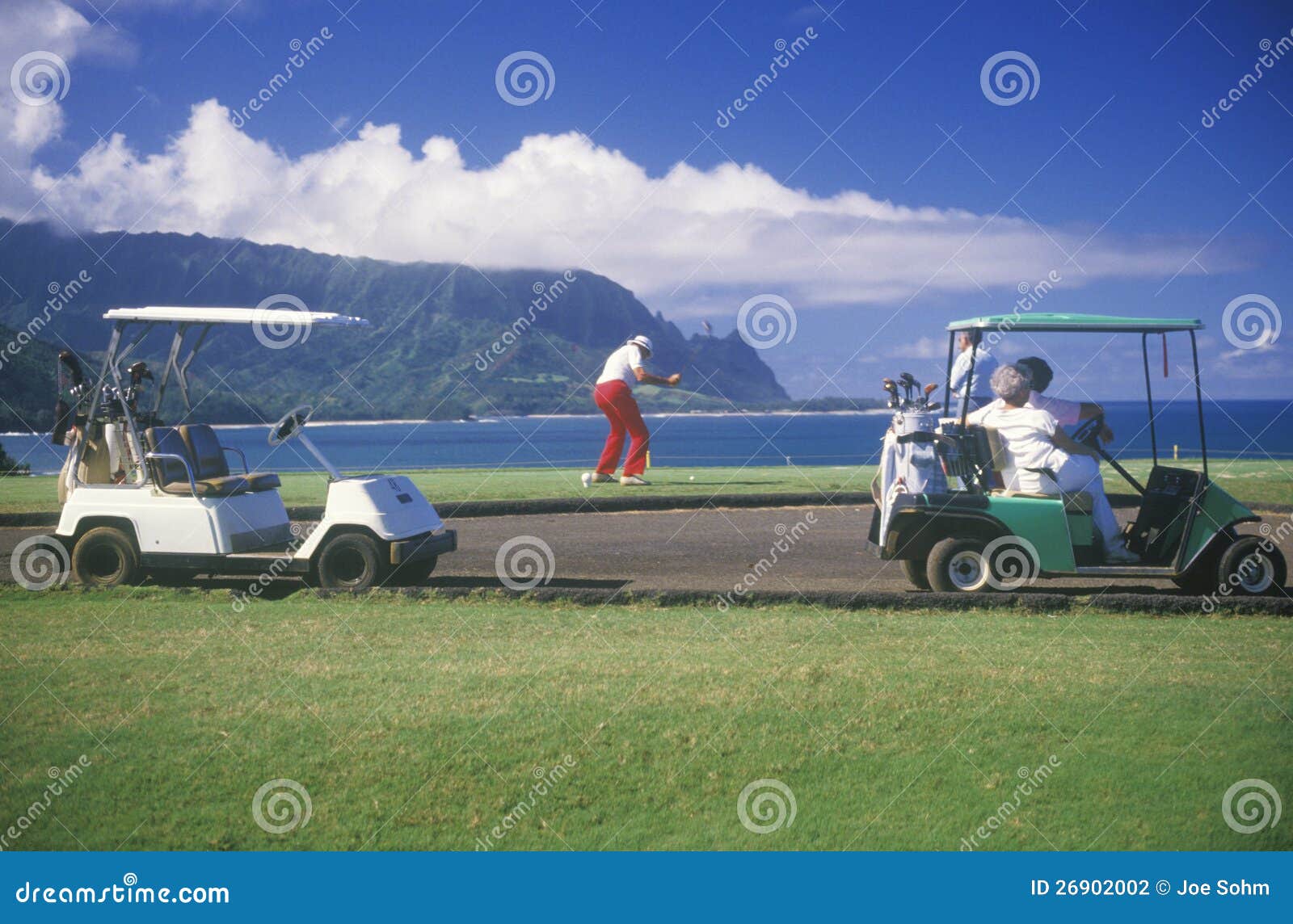 De Caddies En De Karren Van Het Golf Redactionele Fotografie Image of