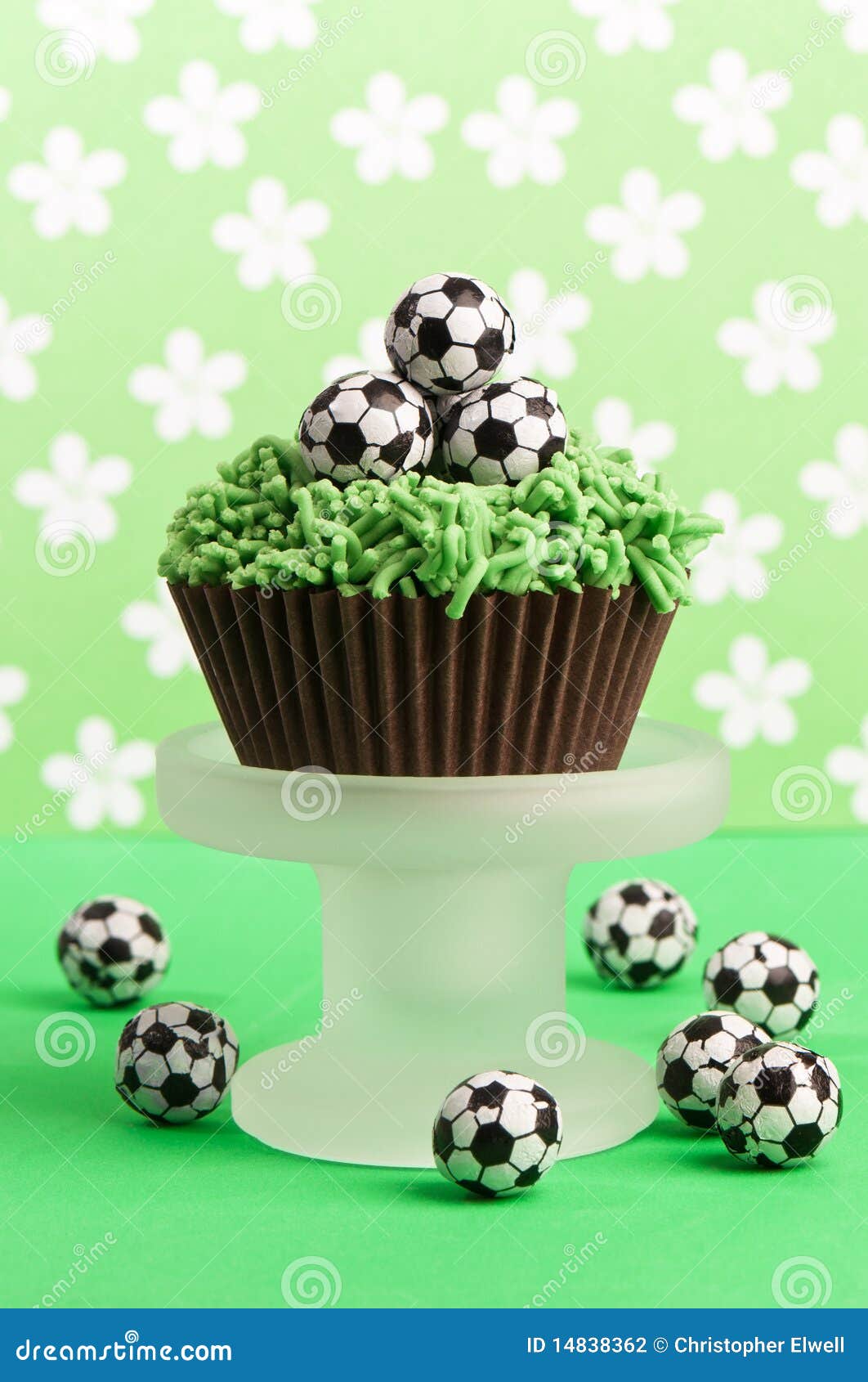 De Cake Van De Verjaardag De Voetbal Foto - Image muffin, chocolade: 14838362