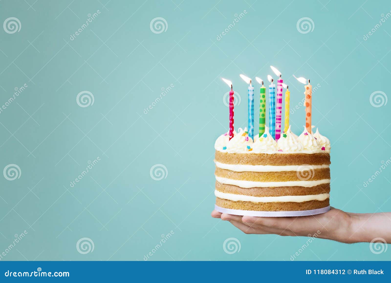 anker toewijding alcohol De Cake Van De Verjaardag Met Kleurrijke Kaarsen Stock Foto - Image of  verjaardag, blauw: 118084312