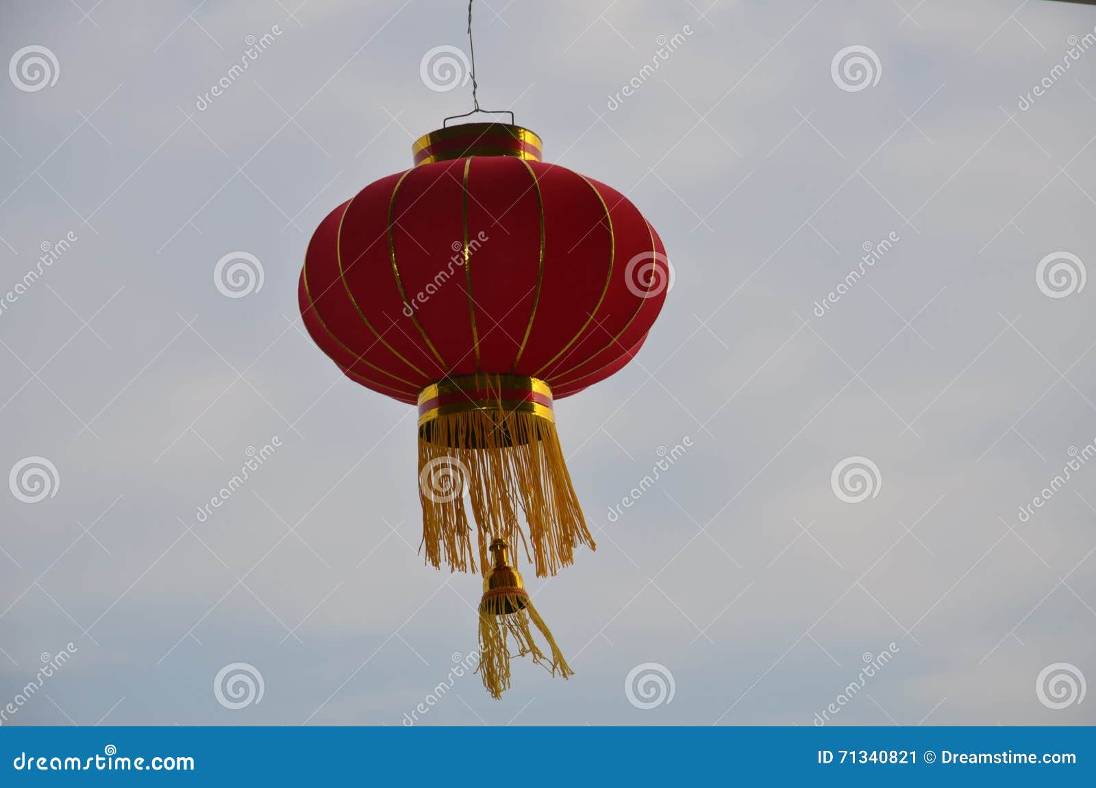 De Chinese lantaarn is op de hemelachtergrond