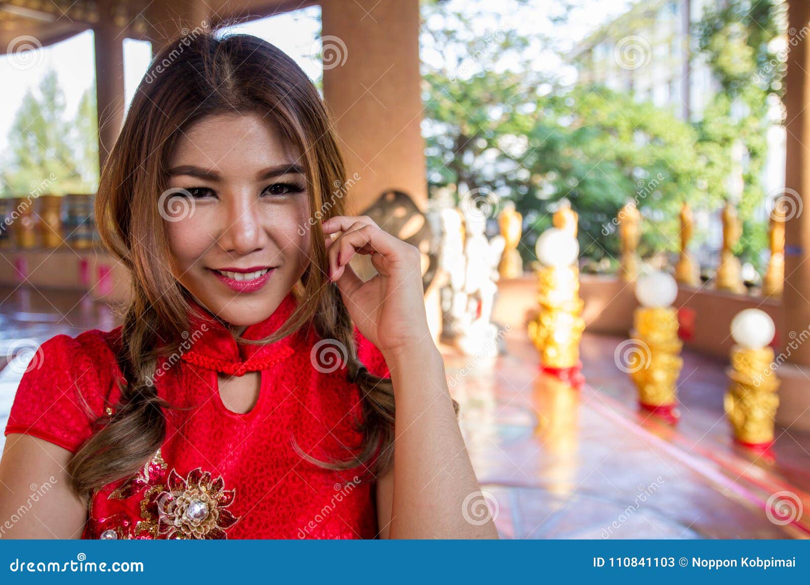 De Chinese Vrouw Die Rode Traditionele Cheongsamstijl Kleden, Sluit ...