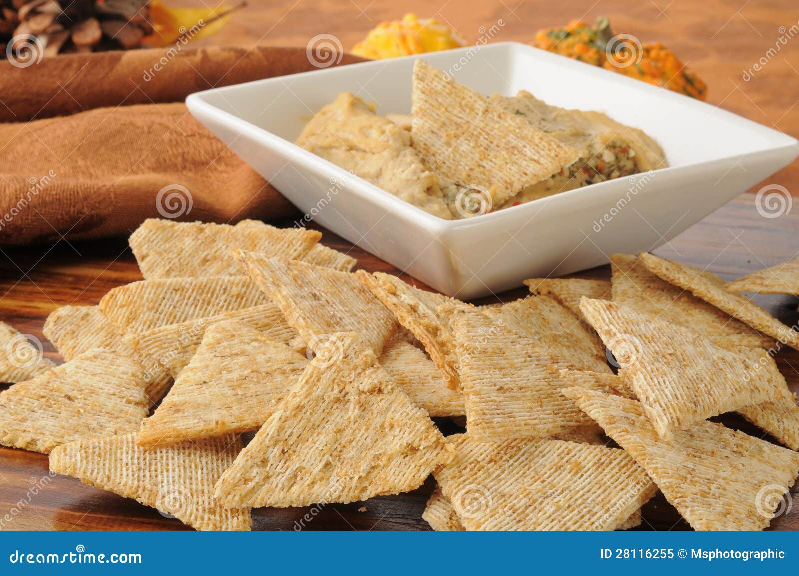 De Crackers Van De Tarwe Met Hummus Van Het Knoflookkruid Stock