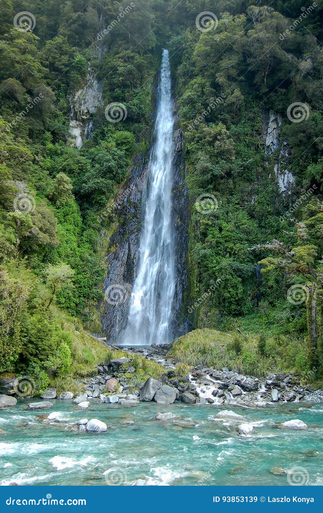 De Dalingen van de donderkreek - Otago. De Kreek van de 96 meterdonder valt in het MT-het Streven Nationale Park Wanaka over 1-1 5 uren` aandrijving vanaf Wanaka - Zuideneiland, Nieuw Zeeland