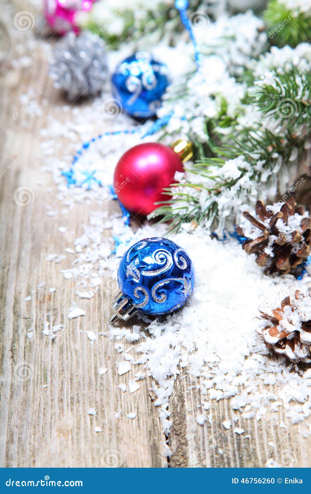 De decoratie van Kerstmis. Kerstmisdecoratie in de sneeuw op de houten achtergrond