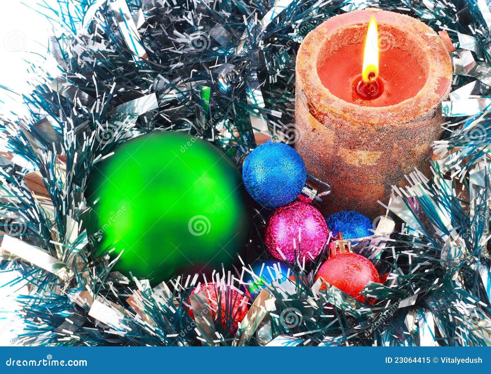 De decoratieballen van het nieuwjaar, klatergoud, candels. De decoratieballen van Kerstmis en van het Nieuwjaar, klatergoud, candels. op de witte achtergrond