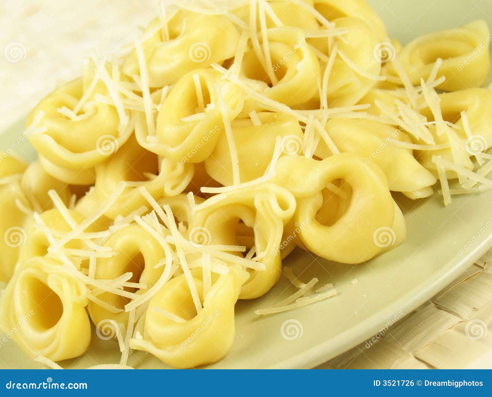 Wonderbaarlijk De Deegwaren Van Tortellini Met Parmezaanse Kaas 2 Stock Foto IW-19