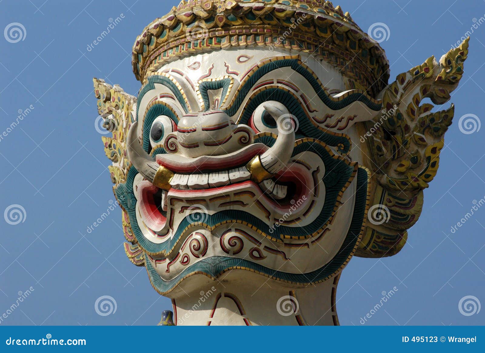 De Demon van Bangkok. Een opzichtig standbeeld van de Demon Yaksha die de belangrijkste ingang van Wat Phra Kaeo in Bangkok, Thailand bewaakt.